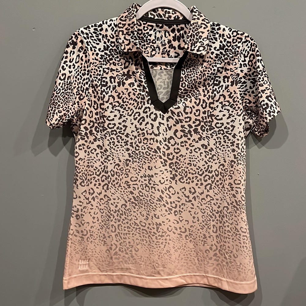 NWT KATE LORD Golf Performance Shirt. Cute print in Pale Pink, Gray & Cream Med.